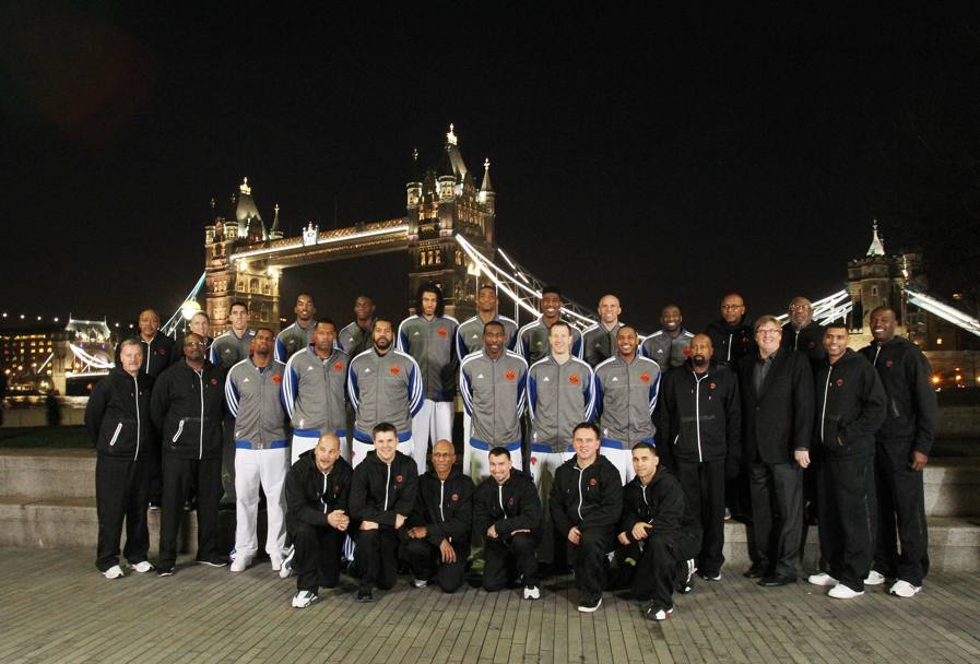 2013: foto di gruppo per i Knicks con Tower Bridge sullo sfondo